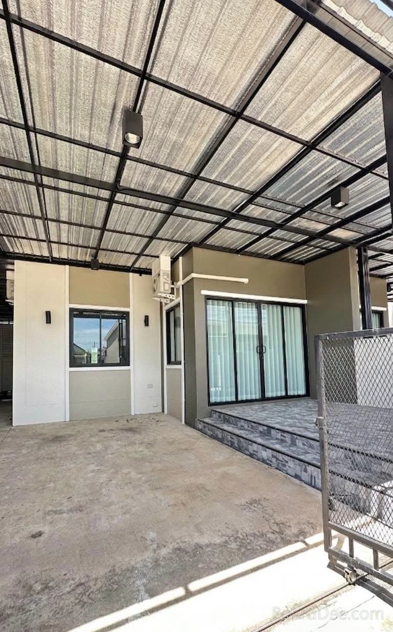 Beautiful Townhouse, Ready to Move In, Fully New Built-ins Throughout