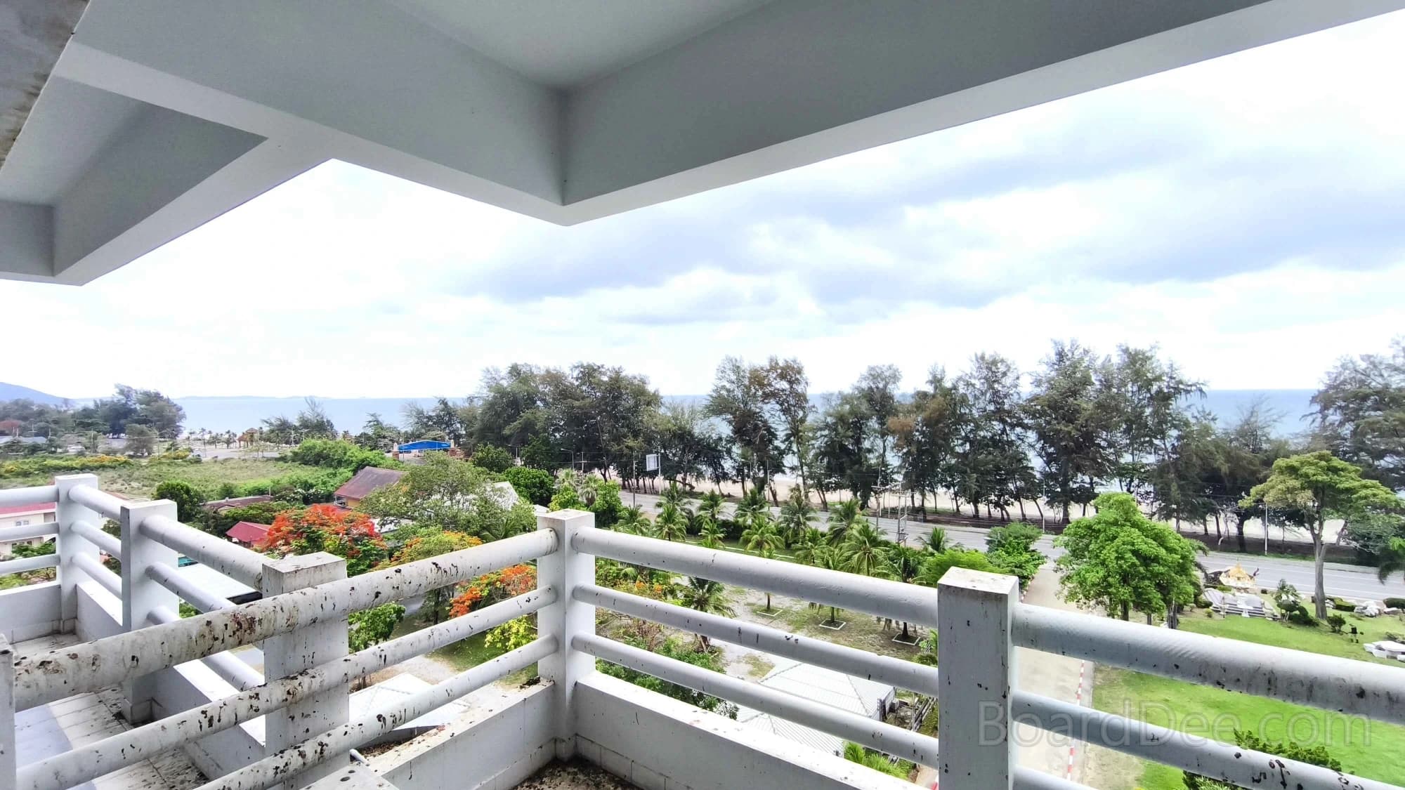 คอนโดติดชายหาด 2 ห้องนอน ใน New World Condo บนหาดแม่รำพึง - ราคาใหม่