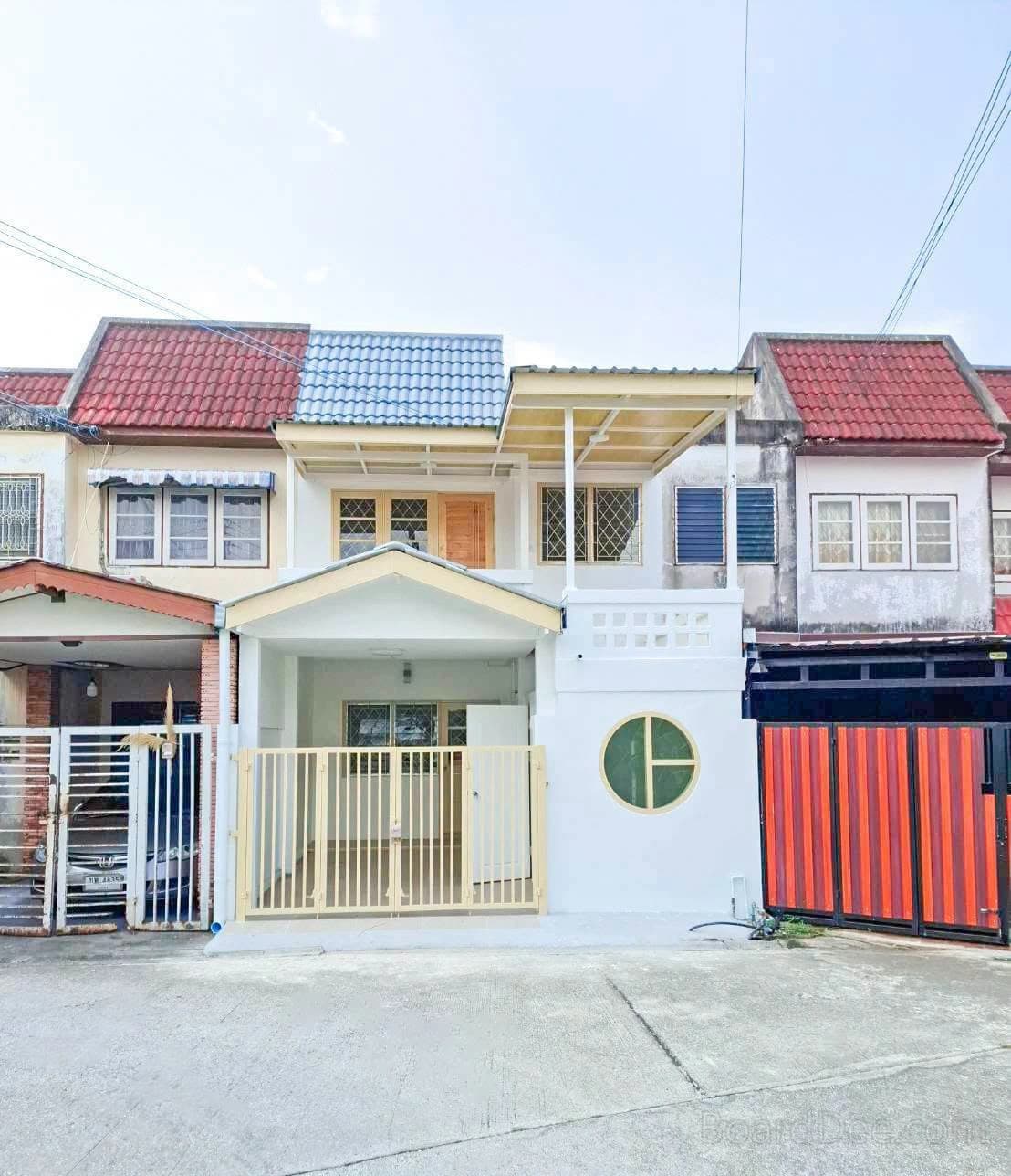 2-Story Minimal House, Great Location in Song Phi Nong, Near Wat Lum Anuban Rayong, Monthly Payments from Only 5,000 Baht