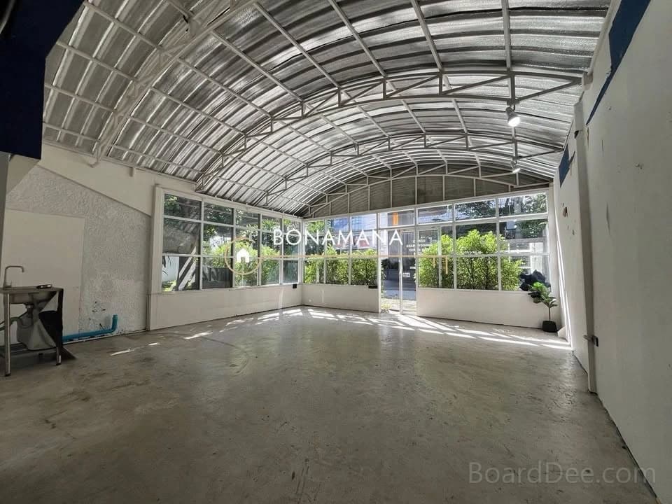 Commercial / Retail Space for Rent on Rama 9 Road — 60 sq.m. (cafe / salon / office)