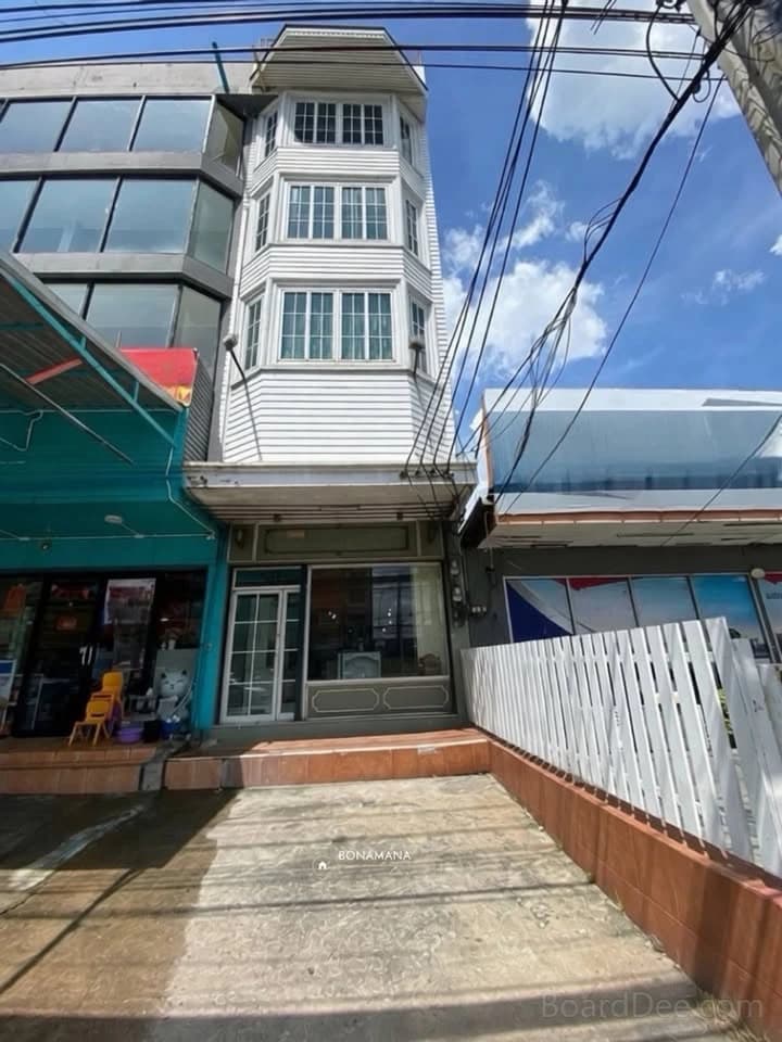 4-Floor Corner Commercial Building for Sale/Rent — Srinakarin Rd (near BTS Bearing)