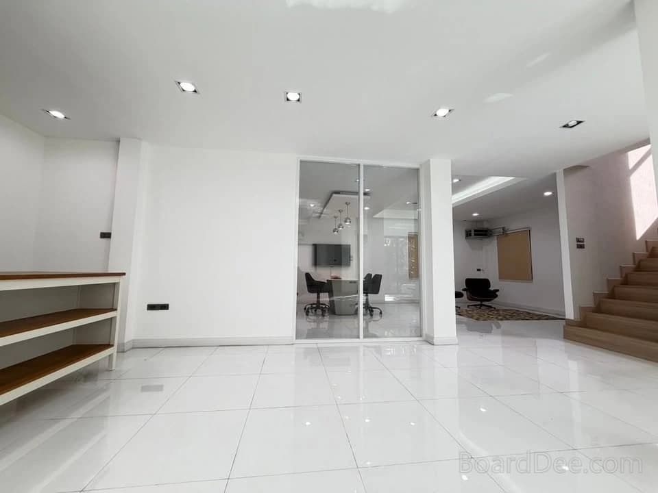 Rare Live + Work Property, Sukhumvit 71 — 90,000 THB/month